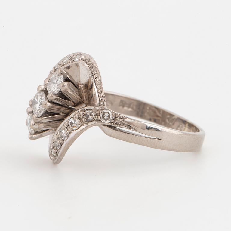 18K white gold and brilliant-cut diamonds.