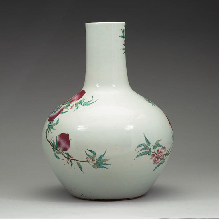 GOLVVAS, porslin. Qingdynastin, omkring 1900 med märke.
