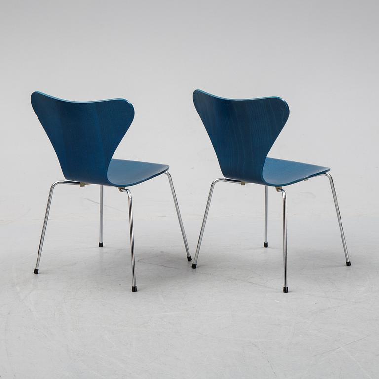 A set of six "Serie 7" chairs by Arne Jacobsen for Fritz Hansen, dated 1982.