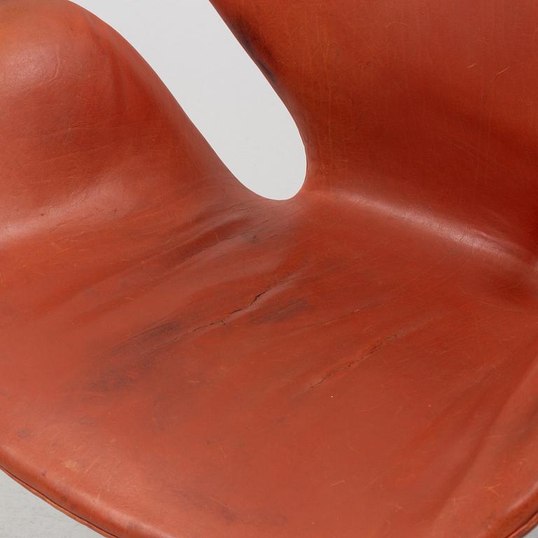 Arne Jacobsen, a 'Svanen' lounge chair from Fritz Hansen, 1960's.
