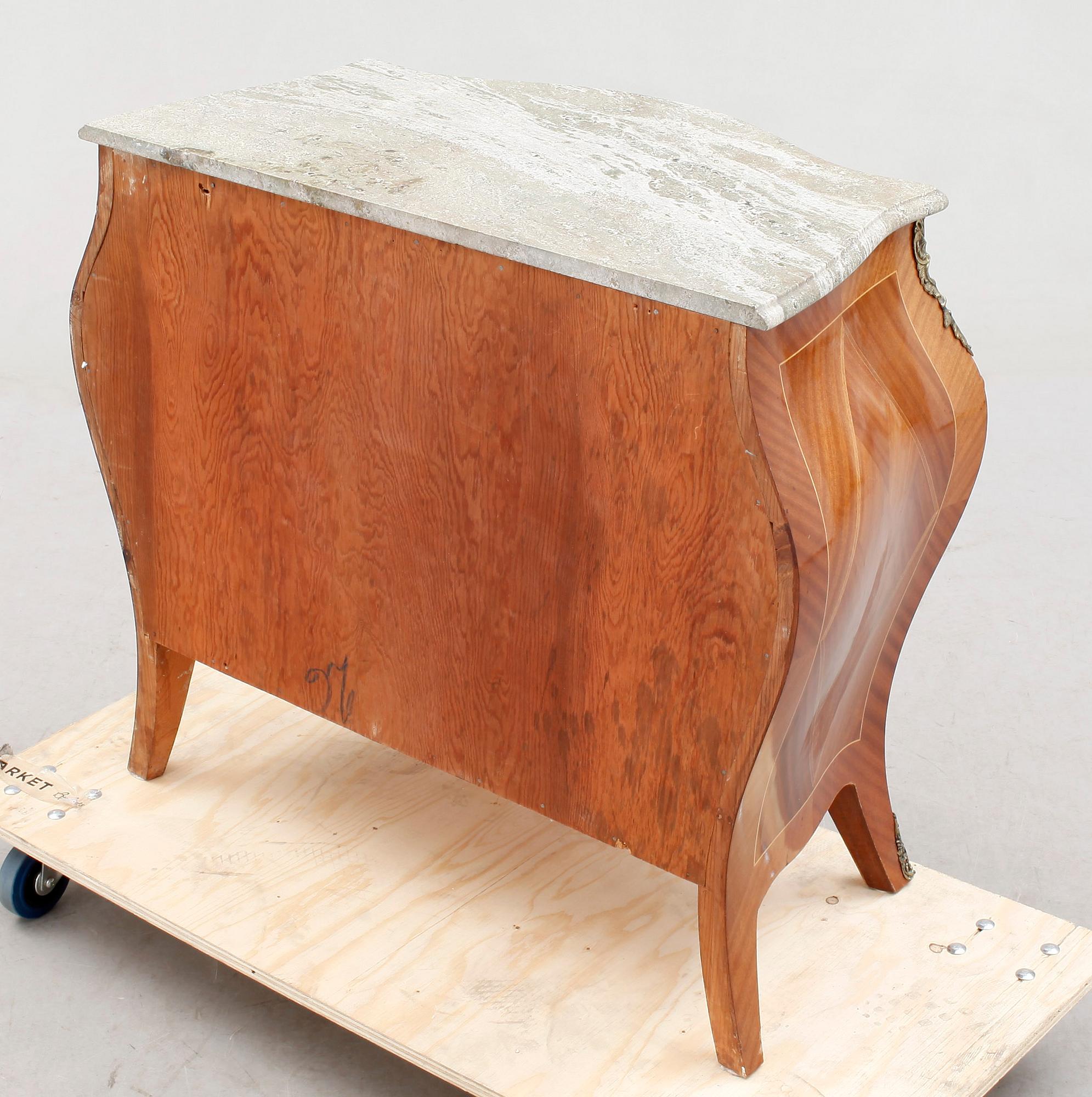 BYRÅ, rokokostil, 1900-talets andra hälft.