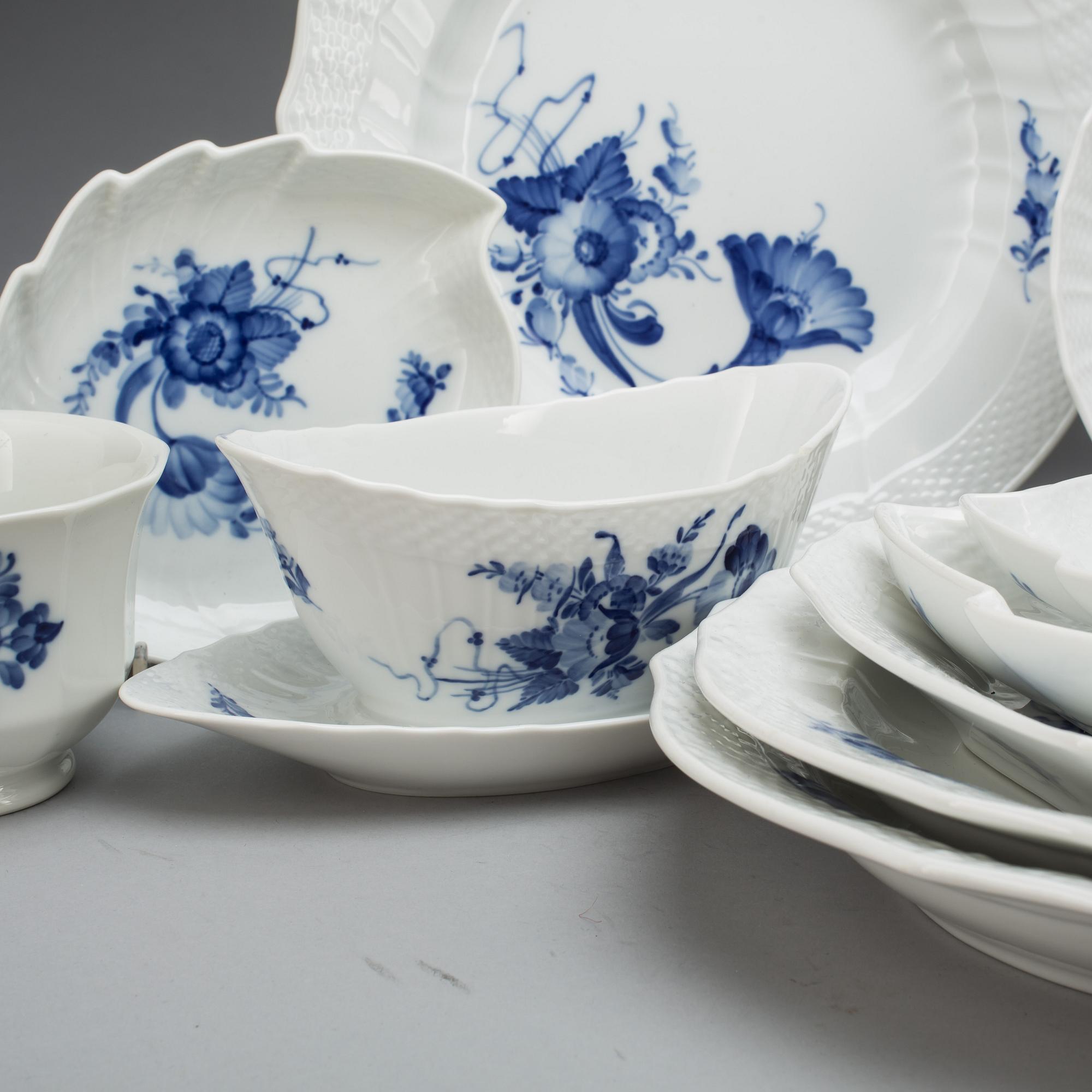 SERVIS, porslin, 126+11+1 delar "Blå blomst", Royal Copenhagen.