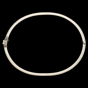 ARMRING, 18k vitguld med 21 åttkantslipade diamanter, stmpl ESM, 1900-tal. Vikt 8 g.