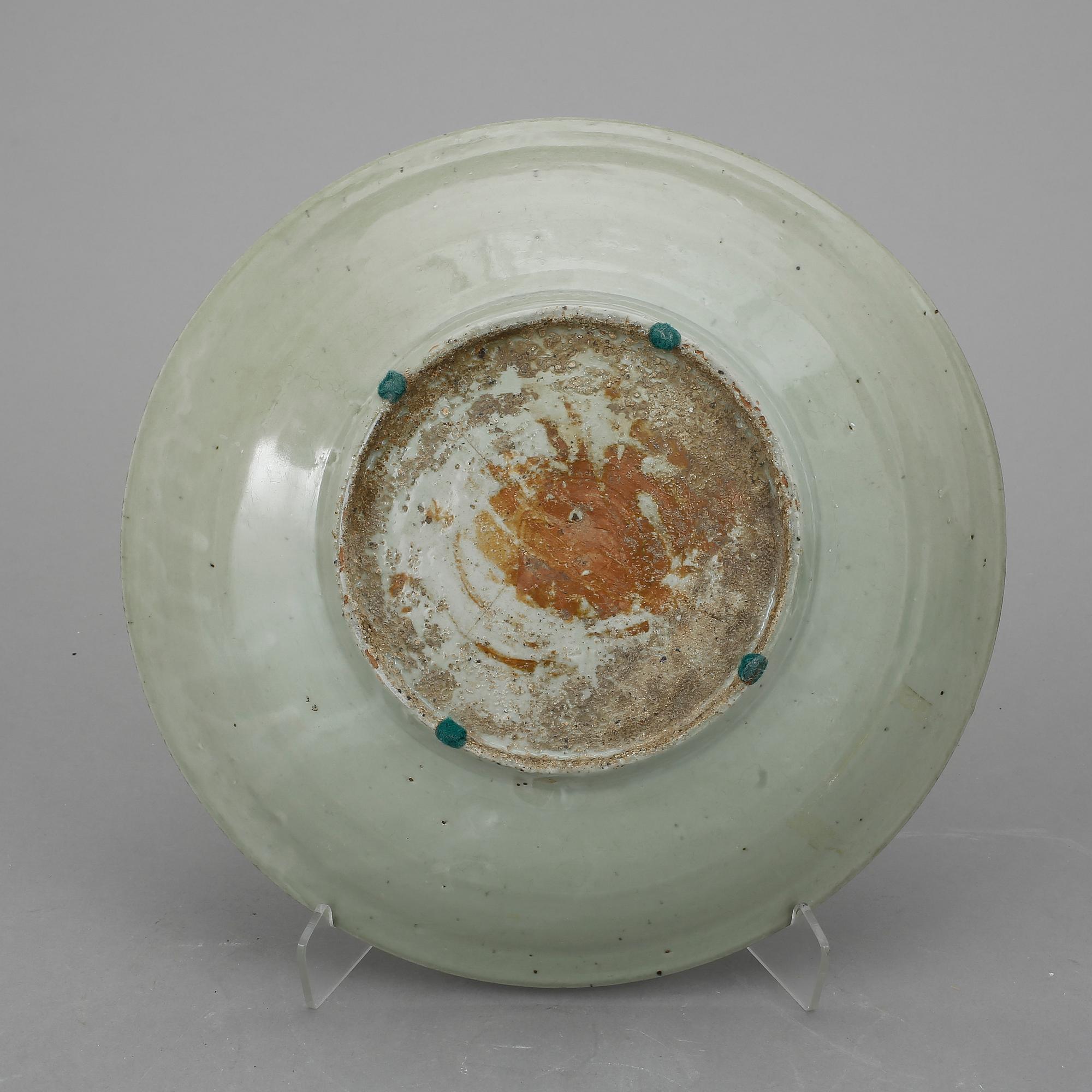 FAT, porslin, Kina, troligen Mingdynastin (1368-1644).