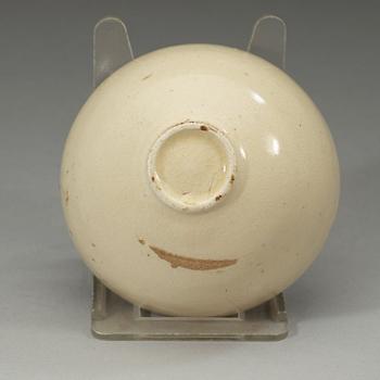 A white slip-covered and transparent glazed bowl, Song dynasty (960-1279).