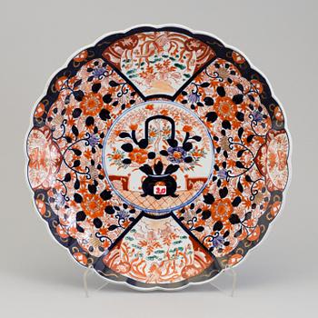 Two Japanese imari dishes, 20th century.