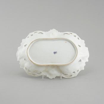 UPPLÄGGSFAT, porslin, C. Tielsch & Co, märkning använd mellan 1870 - 1900.