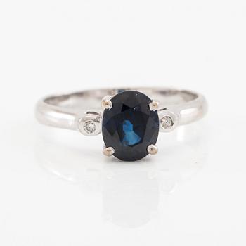 Ring in 18K white gold with an oval faceted sapphire and round brilliant-cut diamonds.