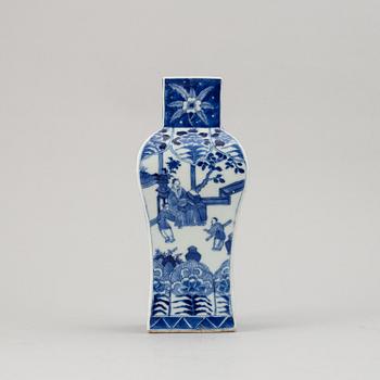 A blue and white squared vase, Qing dynasty, late 19th/early 20th century.