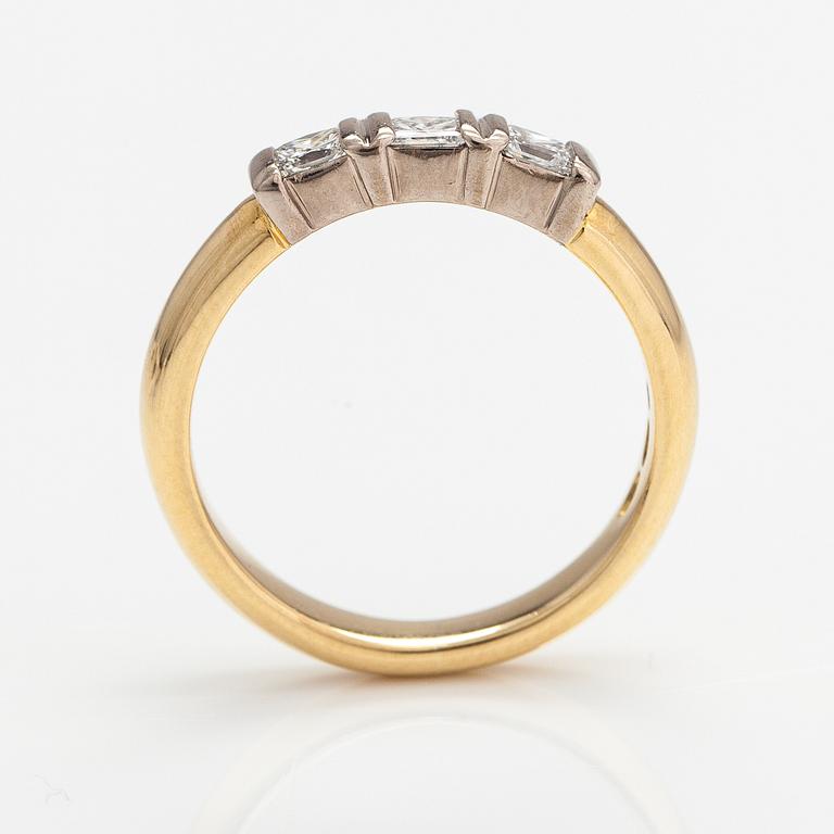 Sormus, 18K kultaa, princesshiottuja timantteja n. 0.39 ct yht. Kultakeskus, Tampere 2007.