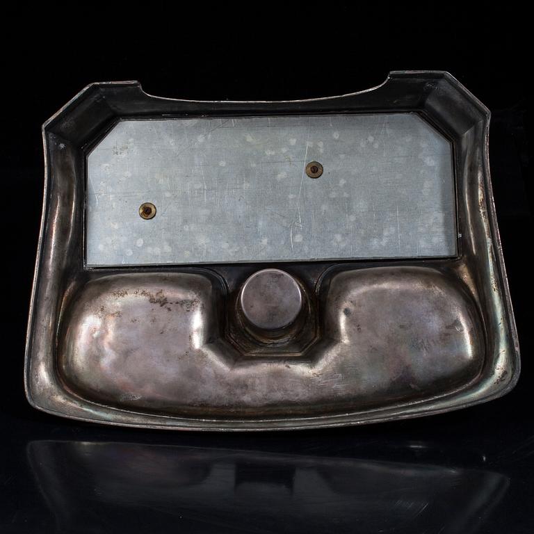 SKRIVSTÄLL med jockeyn Fred Archer till häst. Vitmetall. Sannolikt England, sent 1800-tal.