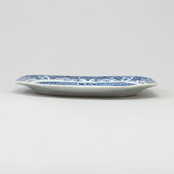 A blue and white export porcelain serving dish, Qing dynasty, Qianlong (1736-95).