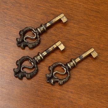 Vitrinskåp, ett par, samt skåp, Selva, Italien.