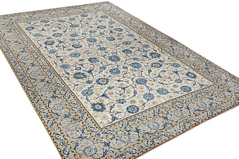 A Kashan carpet, c. 405 x 286 cm.