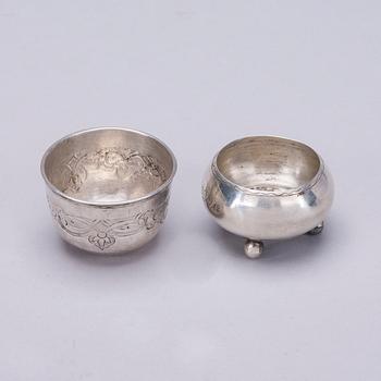 SALTKAR och SUPKOPP, silver, Ryssland, Kostroma 1908-26 och 1700-talets slut. Totalvikt 47,6 g.