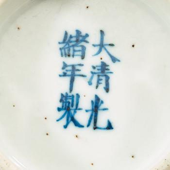 SKÅL, porslin. Sen Qing dynasti, med Guangxus sex karaktärers märke och period.