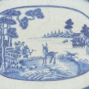 A blue and white serving dish, Qing dynasty, Qianlong (1736-95).