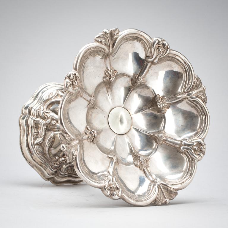 SKÅL på fot, silver, Adolf Lillja, Stockholm 1850. Vikt ca 516 g.