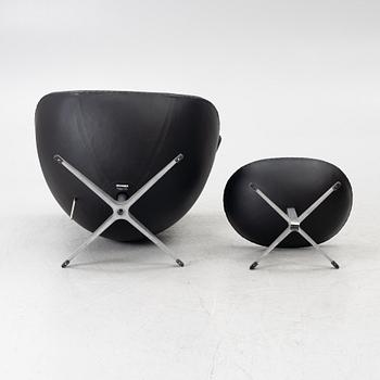 Arne Jacobsen, fåtölj med fotpall, "Ägget", Fritz Hansen, Danmark, 2022.