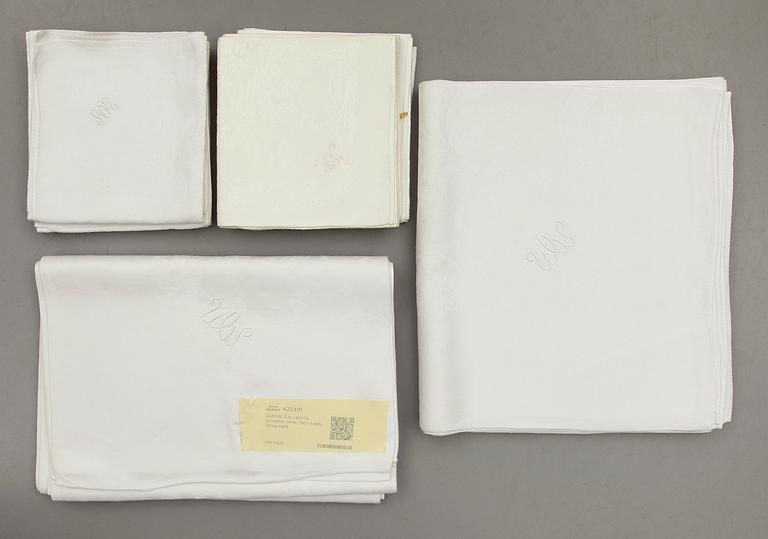 DUKAR, 2 st samt 12 servetter, linne, 1900-talets första hälft.