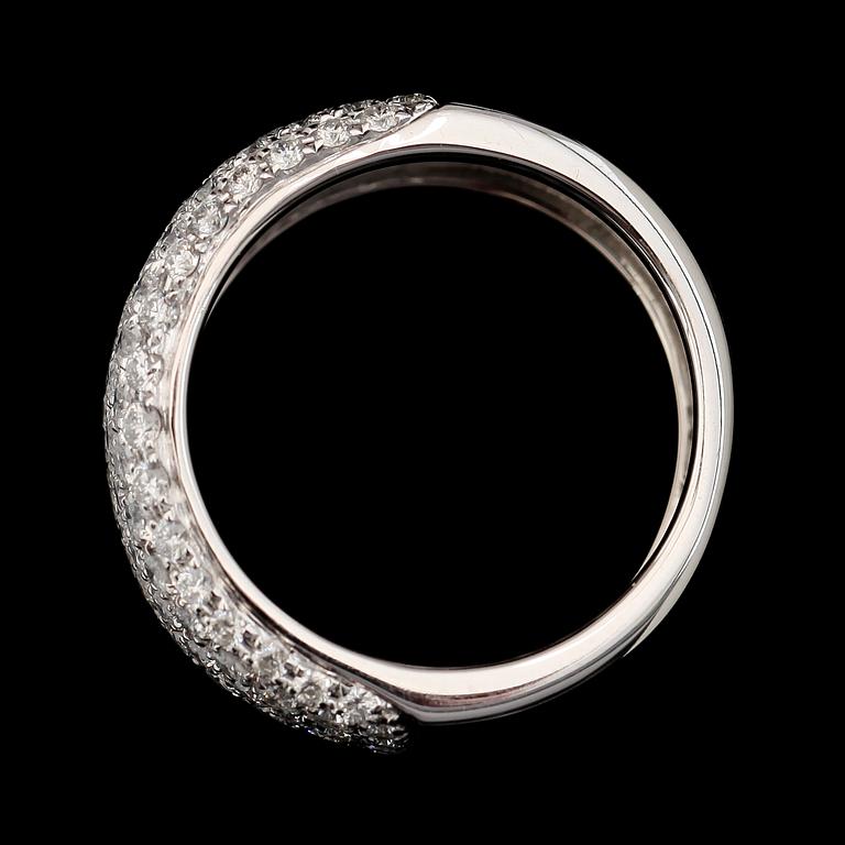RING, 18K vitguld, diamanter tot ca 1.80 ct.