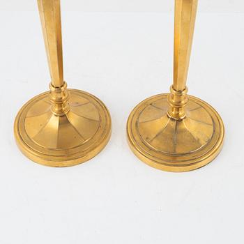 Ljusstakar, ett par, förgylld brons, Directoire-stil, omkring 1800, Frankrike.