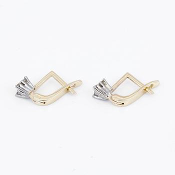 ÖRHÄNGEN, ett par, 14K guld med briljantslipade diamanter tot ca 0,45 ct. Vikt 3,90 gram.