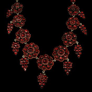 COLLIER samt ÖRHÄNGEN, silver med fasettslipade granater, Konrad Wahlström, Stockholm, 1945. Vikt 52 g.