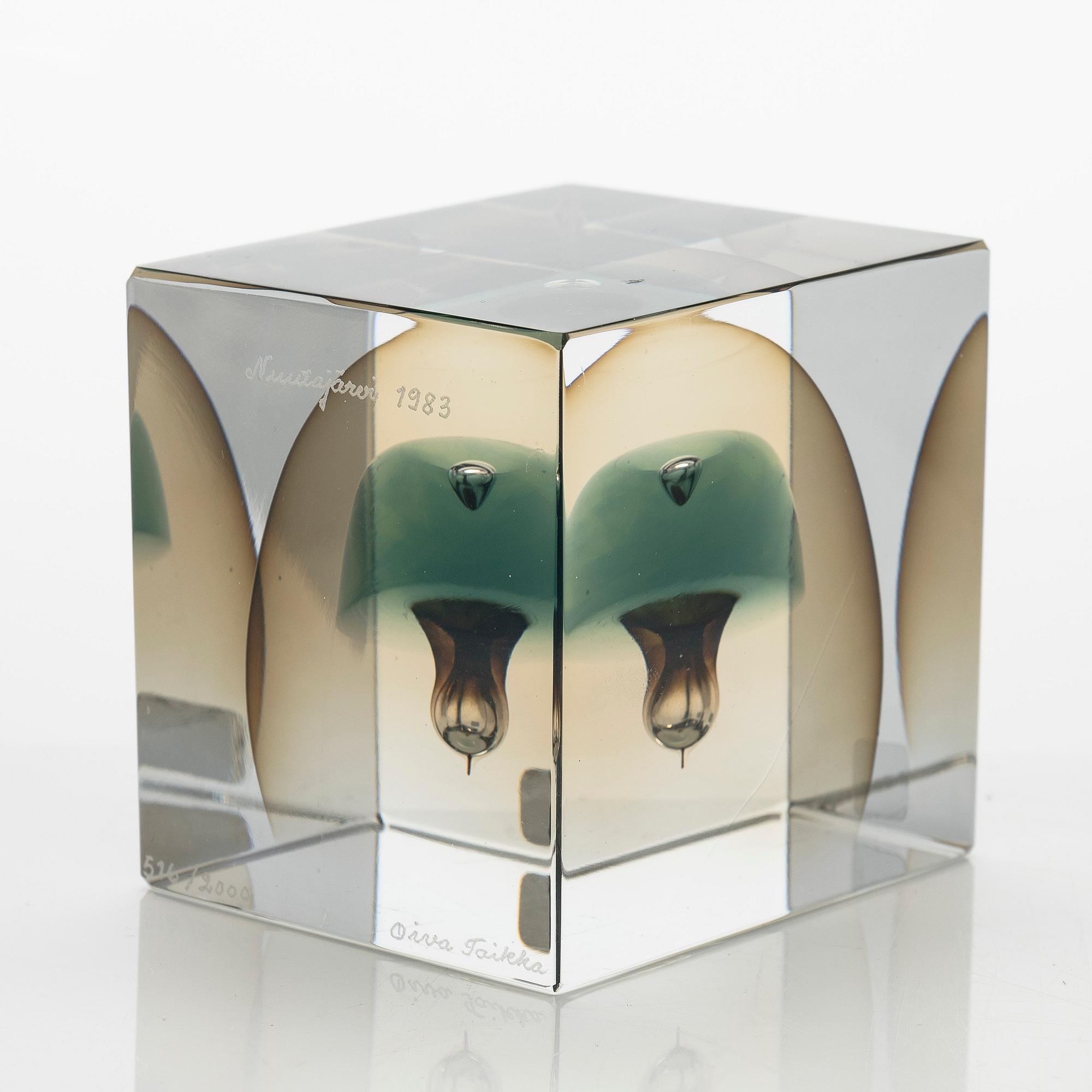 Oiva Toikka, årskub, signerad Oiva Toikka, Nuutajärvi 1983, numrerad 516/2000.
