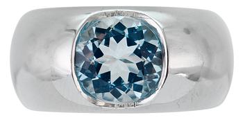 410. AN AQUAMARINE RING.