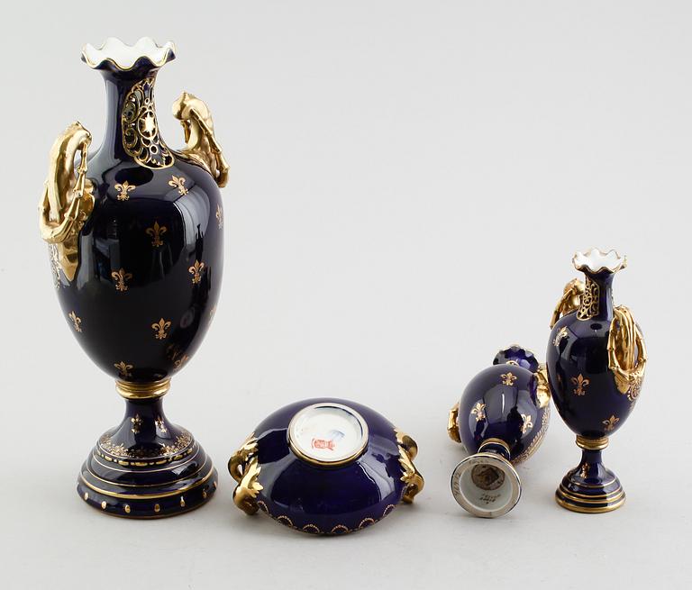 VASER, 3 st samt SKÅL, porslin, Wien, 1900-talets mitt.