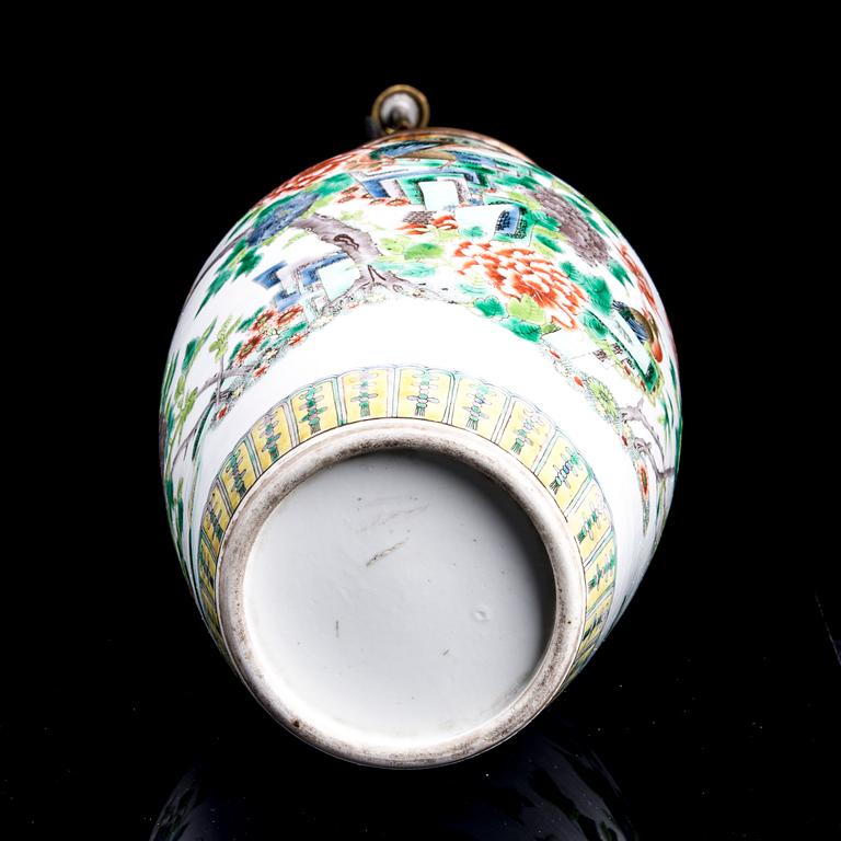 BORDSLAMPA  / LAMPFOT, porslin, Kina 1800-talets slut.