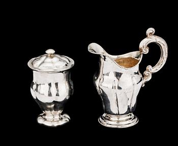 GRÄDDKANNA samt LOCKPOKAL, silver, Fredrik Oskar Ahlström, Södertälje 1856 resp Ryssland 1854. Totalvikt ca 220 gram.