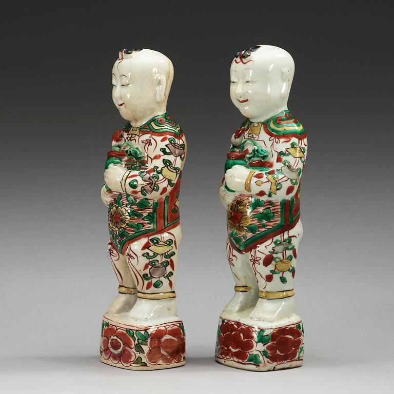 A pair of famille verte figures, Qing dynastin, Kangxi (1662-1722).