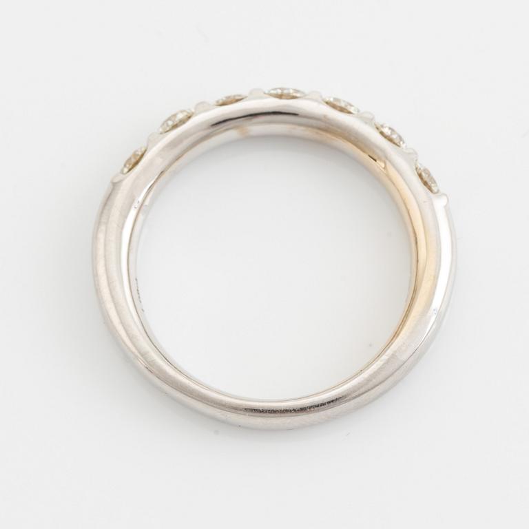 Ring, halvallians, med briljantslipade diamanter.