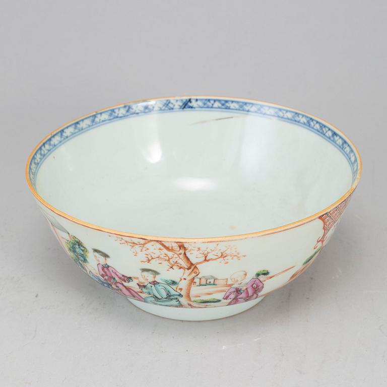 A famille rose bowl, Qing dynasty,  Qianlong (1736-95).