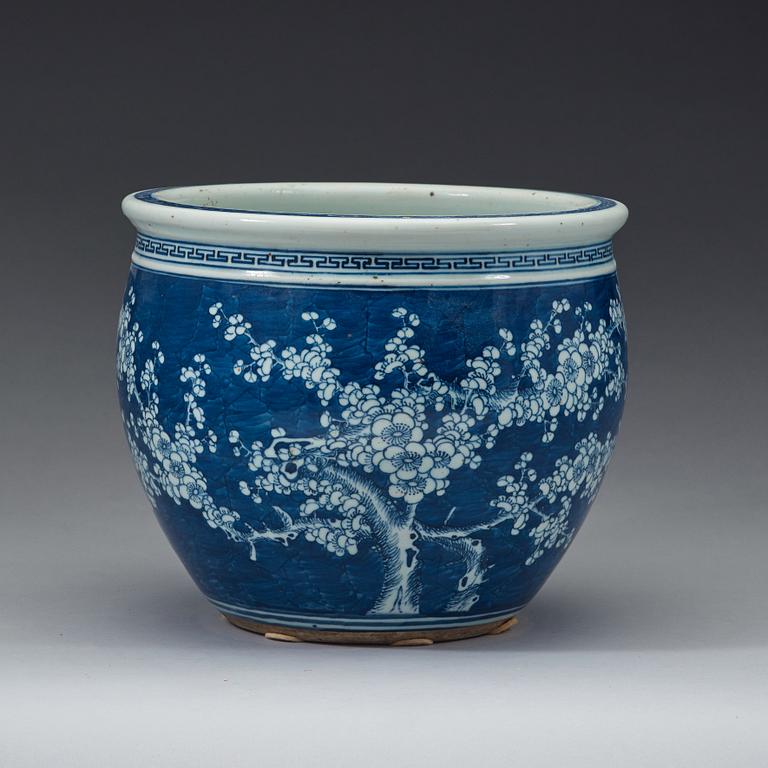 A blue and white scrollpot/fish basin, Qing dynasty, 19th Century.