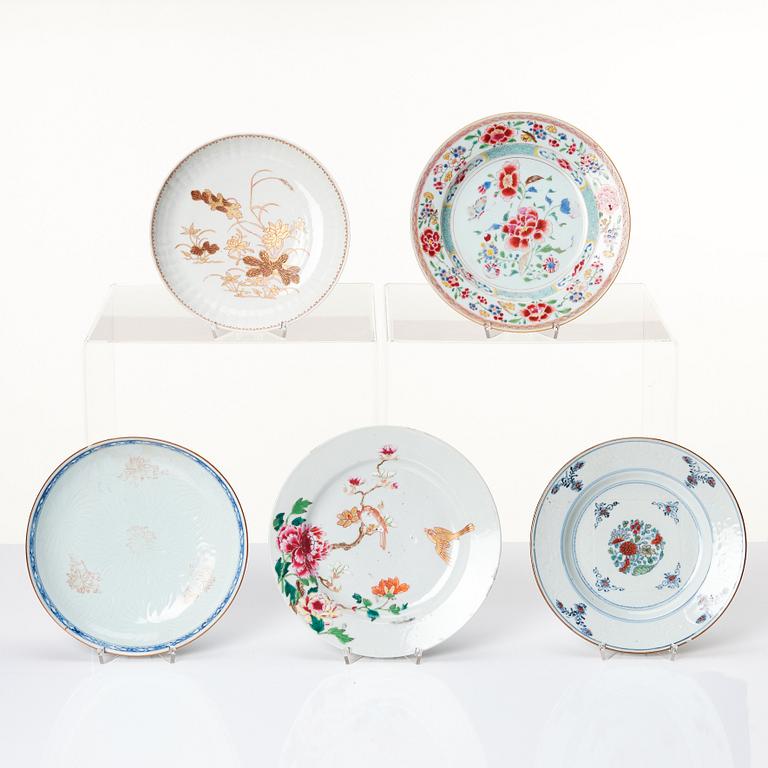 A set of 14 odd dinner plates, Qing dynasty, 18th Century.