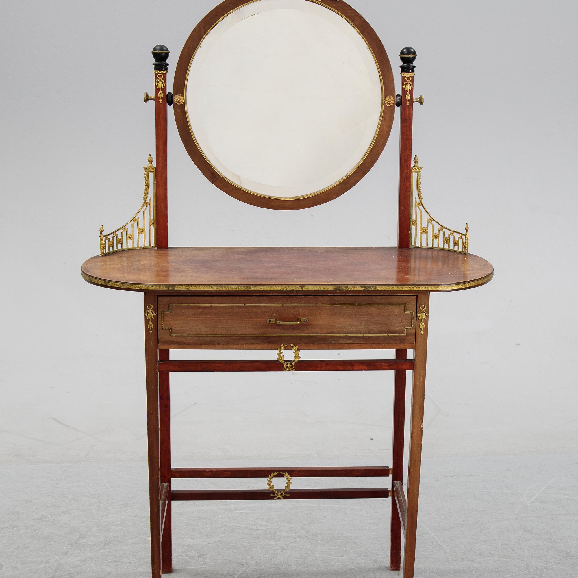 An early 20th century dressing table.