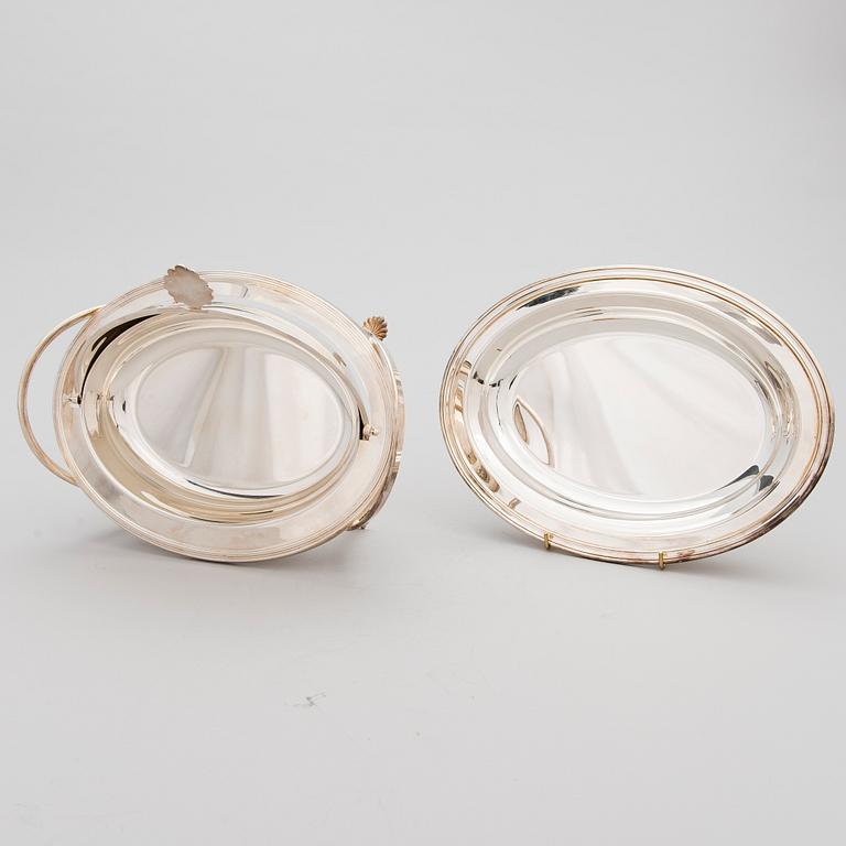 OVAL SERVERINGSSKÅL PÅ FOT OCH SERVERINGSFAT, försilvrade, 1900-talets senare hälft.