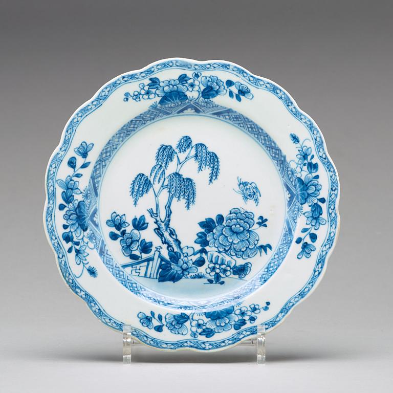 A set of 20 blue and white export porcelain dishes, Qing dynasty, Qianlong (1736-1795).