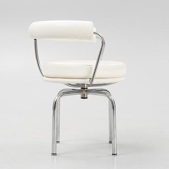 A LC 7 swivel chair by Charlotte Perriand & Pierre Jeanneret & Le Corbusier for Cassina, designed in.