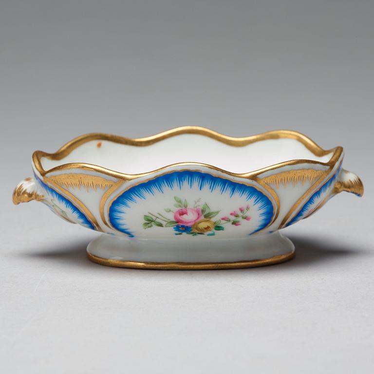 Two butter shells and a bowl, Imperial Porcelain Manufacture, St. Petersburg, Russia, period of Nikolaj II.