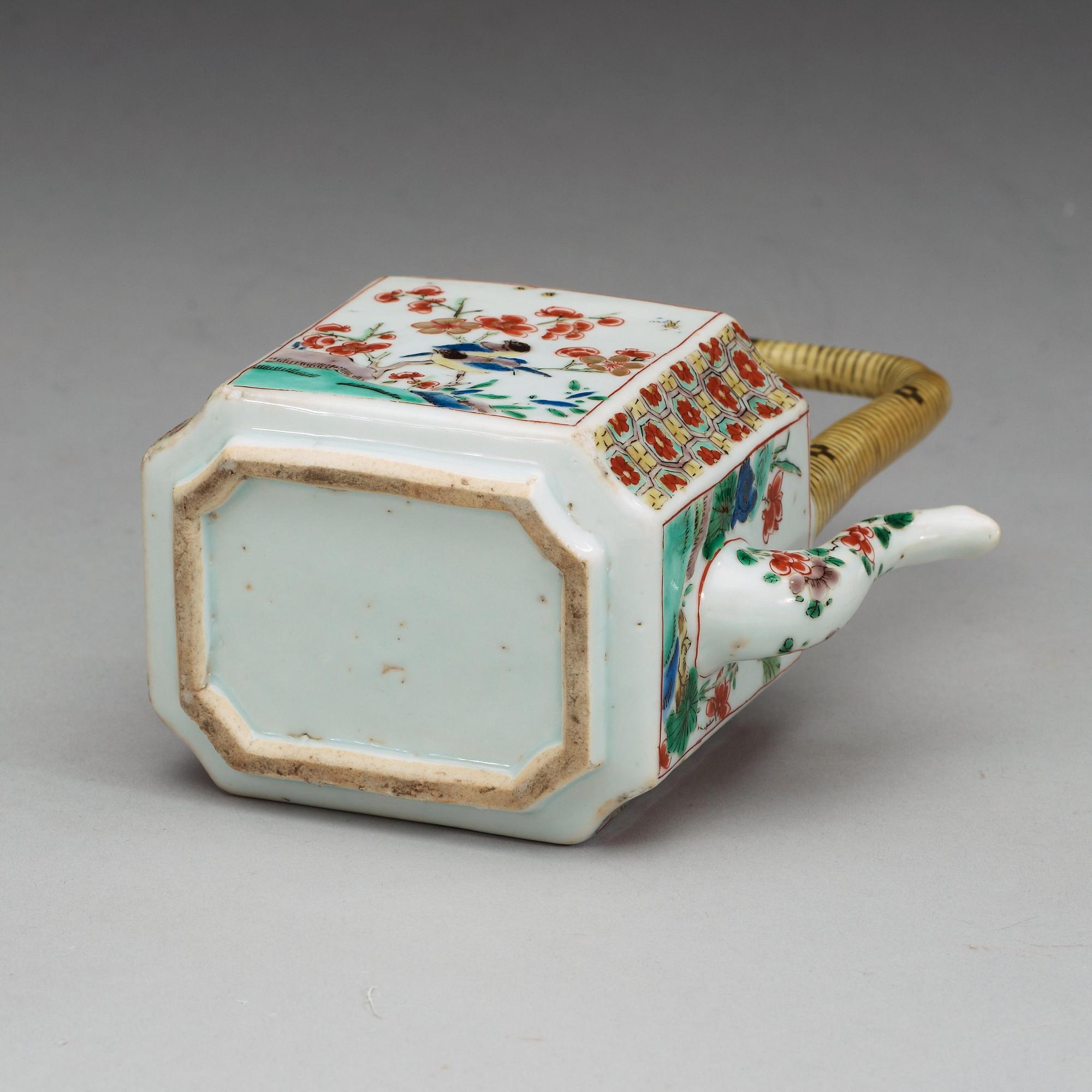 TEKANNA med LOCK, porslin. Qing dynastin, Kangxi (1662-1722).