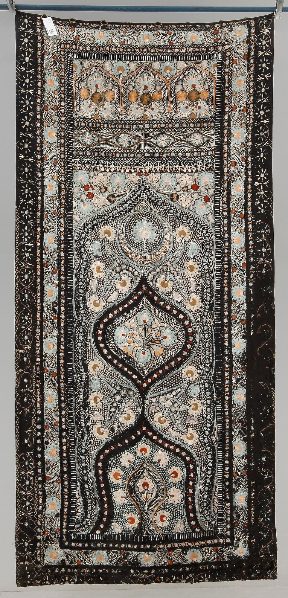 DRAPERI, ull samt silke, Östeuropa, tidigt 1900-tal. Ca 265x121.