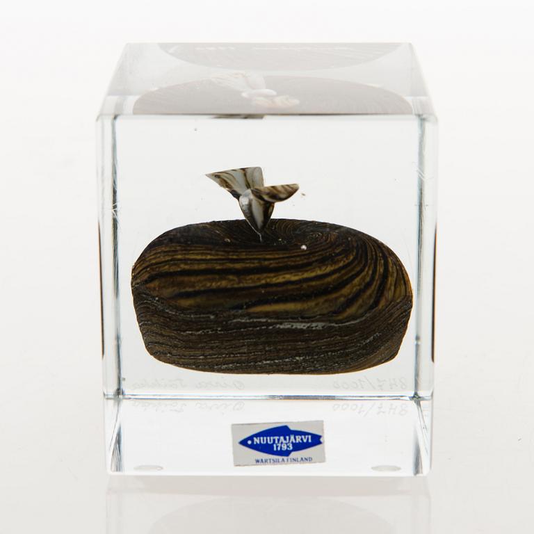 OIVA TOIKKA, A glass cube signed Oiva Toikka Nuutajärvi 1980 and numbered 847/1000.