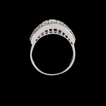 RING, 18k vitguld med briljantslipade diamanter, ca 1.20 ct. Vikt 6 g.