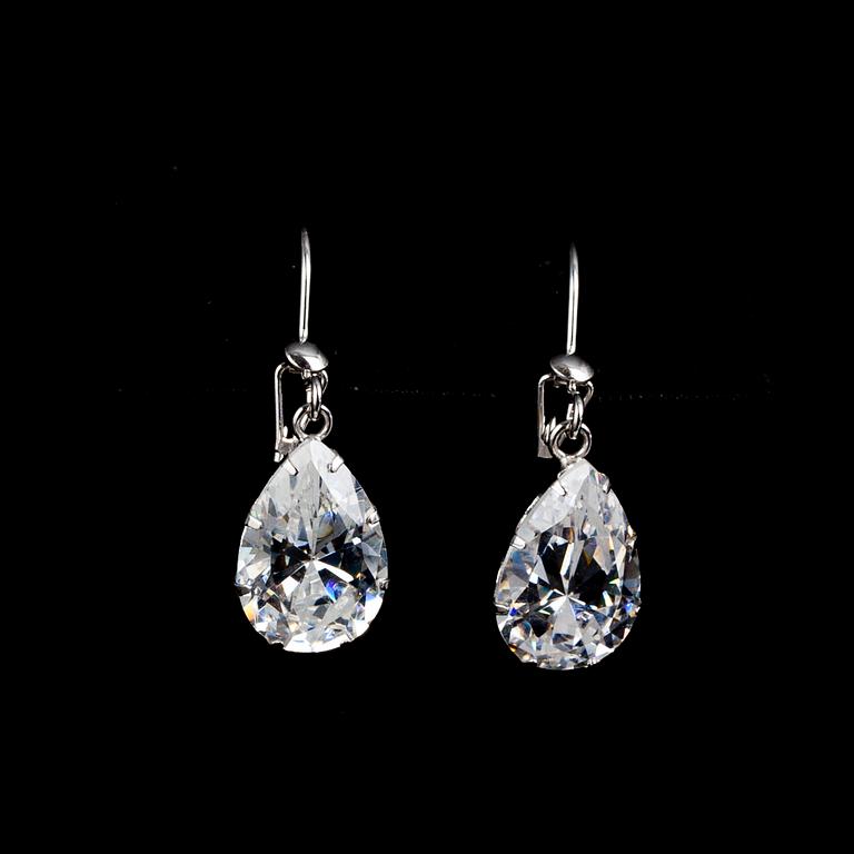 ÖRHÄNGEN, 14K vitguld, kvadratisk zirkonia, 1900-talets slut.