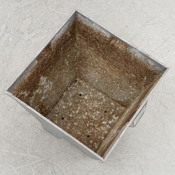 Björn Alge, planteringskärl, ett par, "Karl", Byarums Bruk.