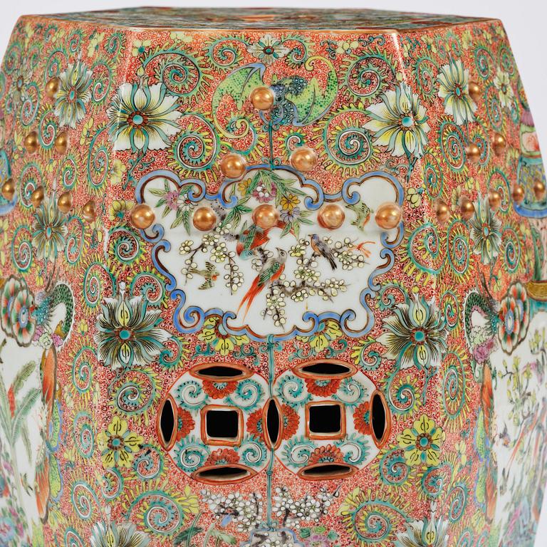 A Chinese Canton porcelain garden seat, around 1900.